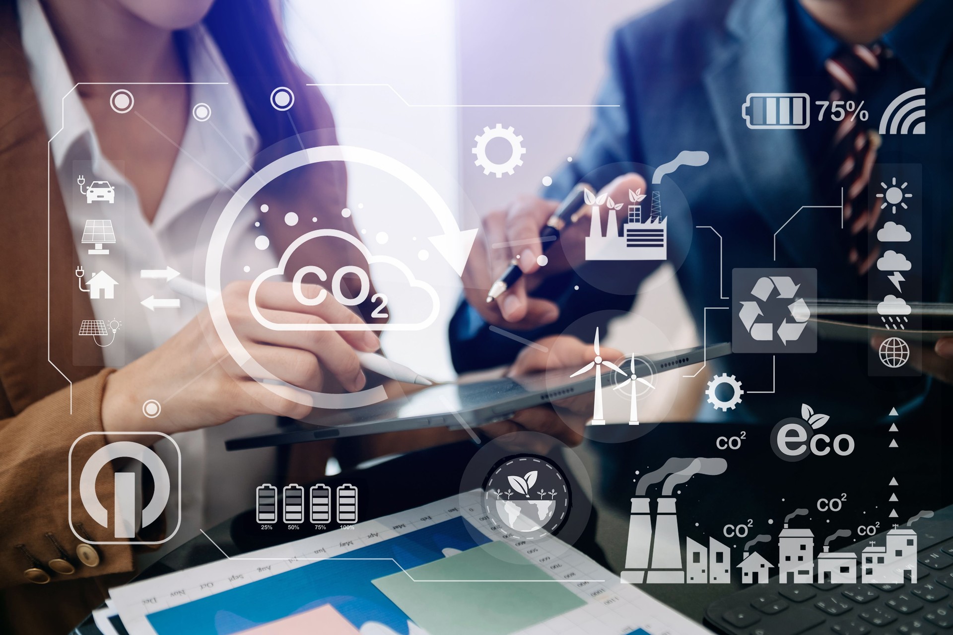 Equipe de negócios trabalhando em tablet moderno virtual para reduzir as emissões de CO2 da pegada de carbono das mudanças climáticas para limitar o aquecimento global. Desenvolvimento sustentável e conceito de negócio verde.